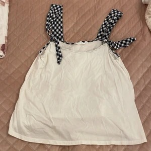 Vit topp - Vit topp med band vid axlarna från Mango. Storlek: L  