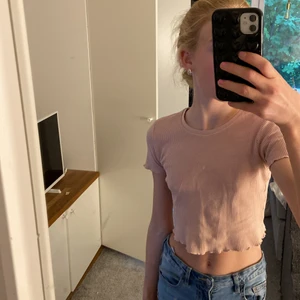 Söt topp - Säljer en jätte söt topp från pull and bear💕säljer pågrund av att den aldrig kommer till användning 💖💖💖