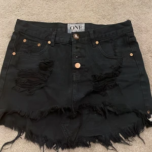 Kjol från Oneteaspoon i storlek 25 - Använt några gånger.