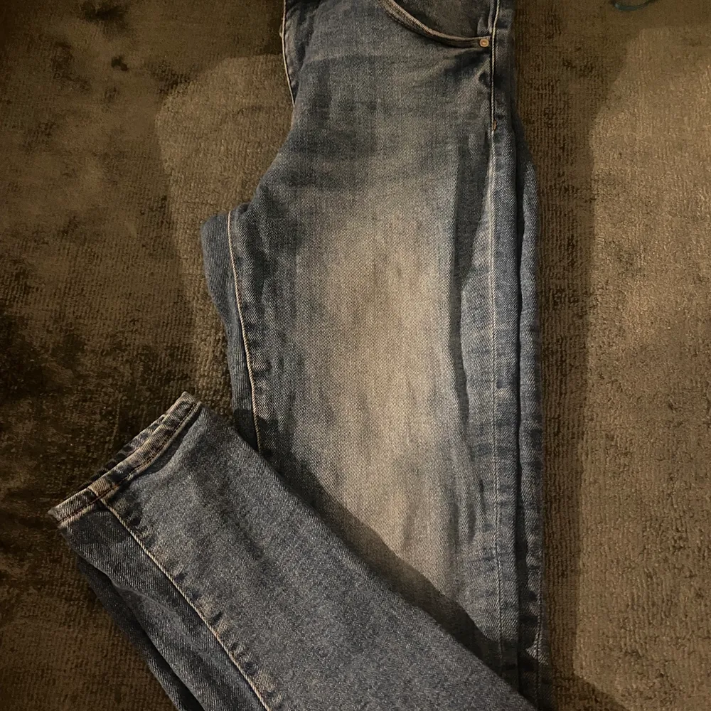 Säljer mina jeans som är mörk blåa , strl 40 på dem säljer på grund av kommer aldrig till användning . För bilder skriv dm eller info . Köparen står för frakten. Jag står inte för postnord slarv.. Jeans & Byxor.