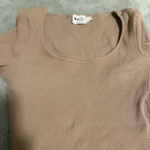 Vanlig beige tröja  - En basic beige långärmad tröja. 