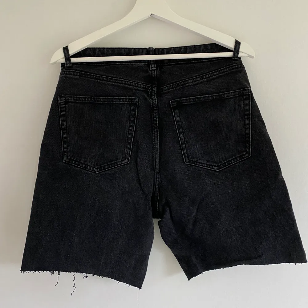 Svarta jeansshorts från Lindex Strl: M Färg: Svart Shorts som använts väl men fortfarande i fint skick. PRIS: 40kr + 66kr frakt! 🖤. Shorts.