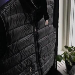 Moncler Väst - Moncler Gui svart  Skick 8/10 två små lagningar på framsidan som inte syns vid användning Tror tags o påse från NK finns nån stans!