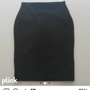 svart lång kjol - den är för stor men jätte bevkäm och lätt att tvätta och man kan änvända den som neder del till en svart topp så det ser ut som en klänning