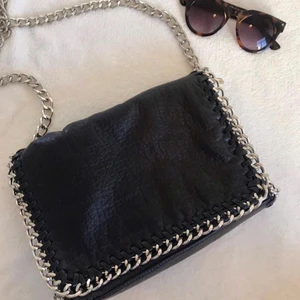 Tiamo väska - Säljer denna as snygga tiamo väska i nyskick köpt för 500  börja buda på 190 köp direkt för 280/300 beroende på hur många som är intresserade💗💗