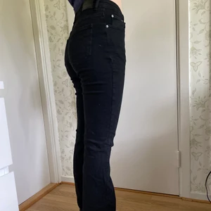 Svarta jeans - Svarta jeans från GinaTricot i storlek 38. Säljer för 60kr + frakt!
