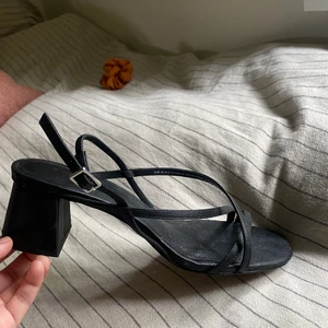 Klackar  - Ett par skitsnygga klackar från Other Stories som jag köpte i våras till balen. Men använde aldrig dem pga jag hittade andra. Bekväma att gå i imed dem inte är jätte höga, klack höjd 6 cm.💕 Ord. pris 800kr