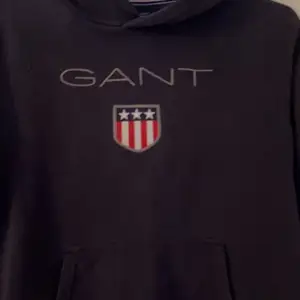 En Basic Gant hoodie som jag inte använder. Fin mörkblå färg. 