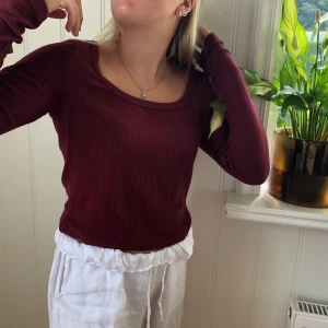 Röd ribbad långärmad topp från HM stl M - Använd fåtal gånger, säljer pga att den inte kommit till användning💕⚡️⚡️