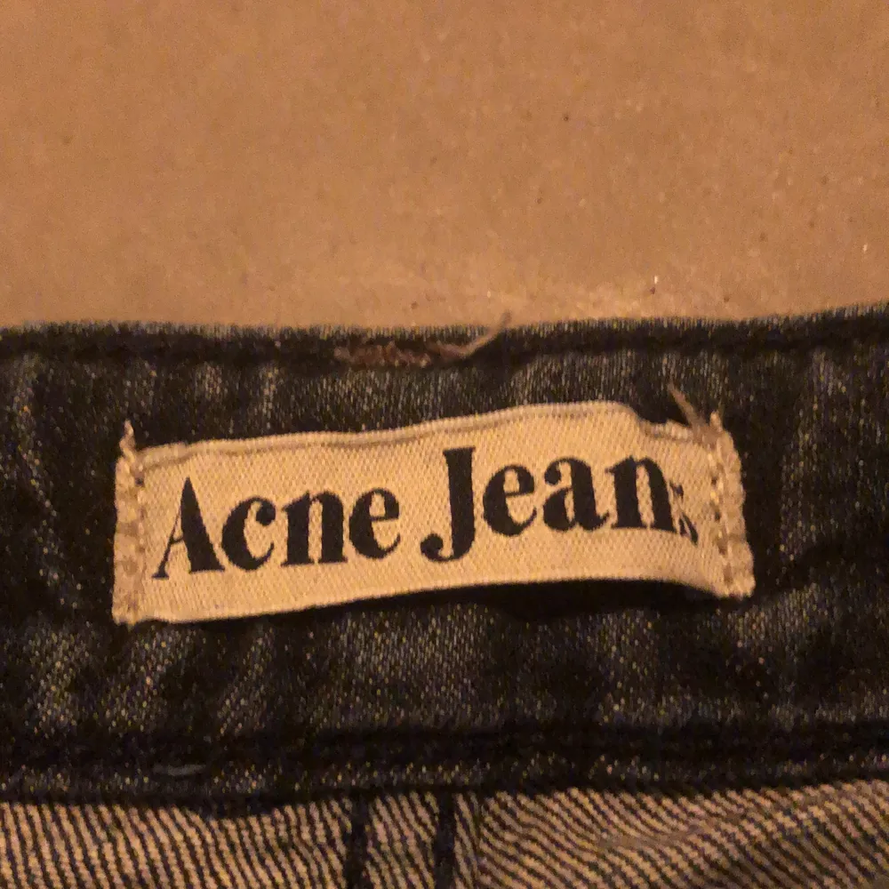 Lågmidjade acne jeans. I stort sett oanvända i fin mörkblå färg.  Modell: hex appearing Om intresserad meddela privat. Jeans & Byxor.