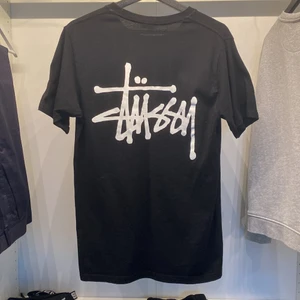 Stussy tee - Stussy tee storlek S, knappt använd 2-3gånger DM för frågor, köpare står för frakt(50kr)