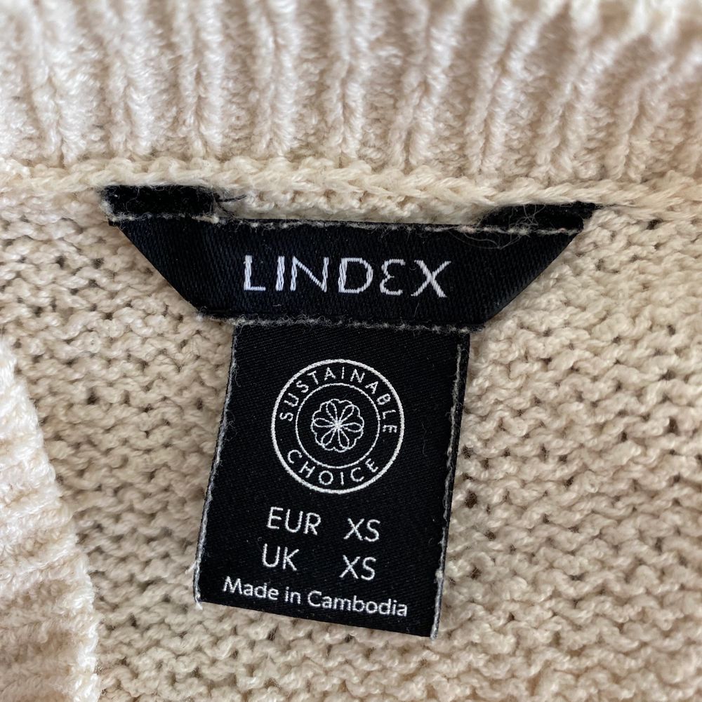 Superfin beige stickad t-shirt köpt på Lindex förra sommaren! 🤍 I fint skick, använd sparsamt. Perfekt nu till hösten och vintern! 🥰 Buda! . Strik.