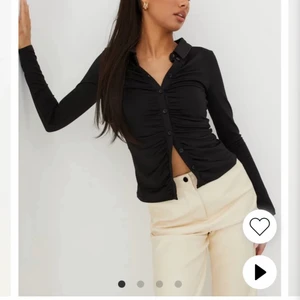 Svart topp - Svart topp från Nelly. Aldrig använd  Köpt för 399:-