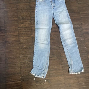 Straight jeans - Jätte fin straight jeans från zara, väl använda men inga täcken på det💕Köparen står för frakt och kom privat för bilder på💕