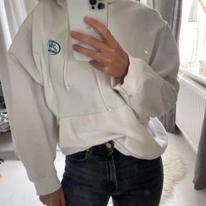 Hoodie - En väldigt fin hoodie med coolt tryck på ryggen🤍