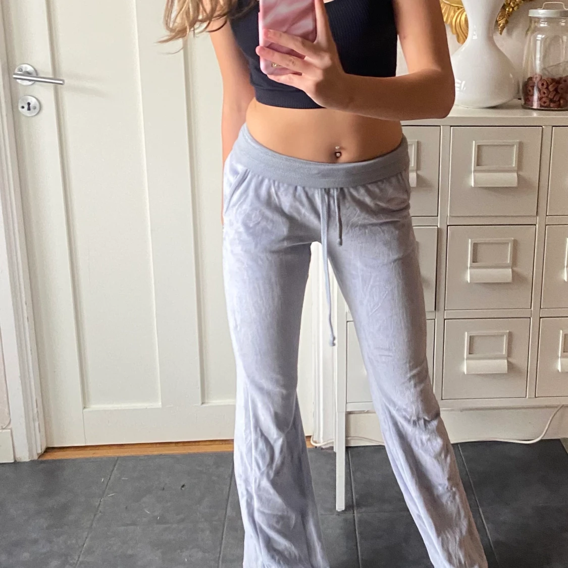 Säljer ljusblåa mjukisbyxor,nervikta på bilder