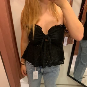 Svart topp - Säljer denna väldigt fina toppen som inte kommer till användning🥰