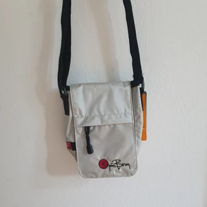 Björn Brog axelväska - Björn Borg axelväsla, färg silver. Justerbara axelremmar. Ny/Inte använd. Inköpt för 159:- prislapp kvar