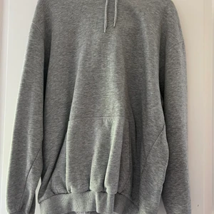 Grå huvtröja - Grå huvtröja med mjukt material på insidan
