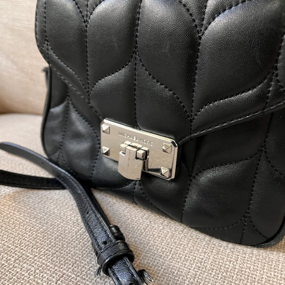 Can be used as crossbody or shoulder bag. Very good conditions, can also buy on my vestiaire collective profile for authentication of originality. . Väskor.