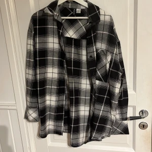 Skjorta - Fin skjorta som är använd ett få tal gånger. Den är väldigt skön och stor i storlek då de är en sådan modell skulle mer säga att det är en S/M/L beror på hur man vill ha den men passar i princip alla beror på hur stor man vill ha den bara. Nypris 199 kr 