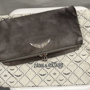 Zadig Väska - Intressekoll på denna Zadig väska. Den är ganska sliten med lite missfärgningar men inga andra defekter. Skriv till mig om du är intresserad eller för fler bilder!