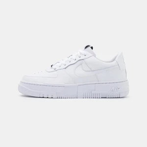 Nike air force 1 pixel - Säljer mina helt nya Nike air force 1 pixel i storlek 39. Bara använda på skolavslutningen så dom är jättelite smutsiga under men är helt nya.  Säljer dom för köpte fel storlek.  Nypris 1245kr mitt pris 950kr :)