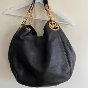 Michel kors väska - Michael kors väska - lillie chain tote bag  Äkta väska köpt för ca 4000kr, i kvitto finns. Finns att hämta i Åkersberga kan posta också köparen står för frakt 