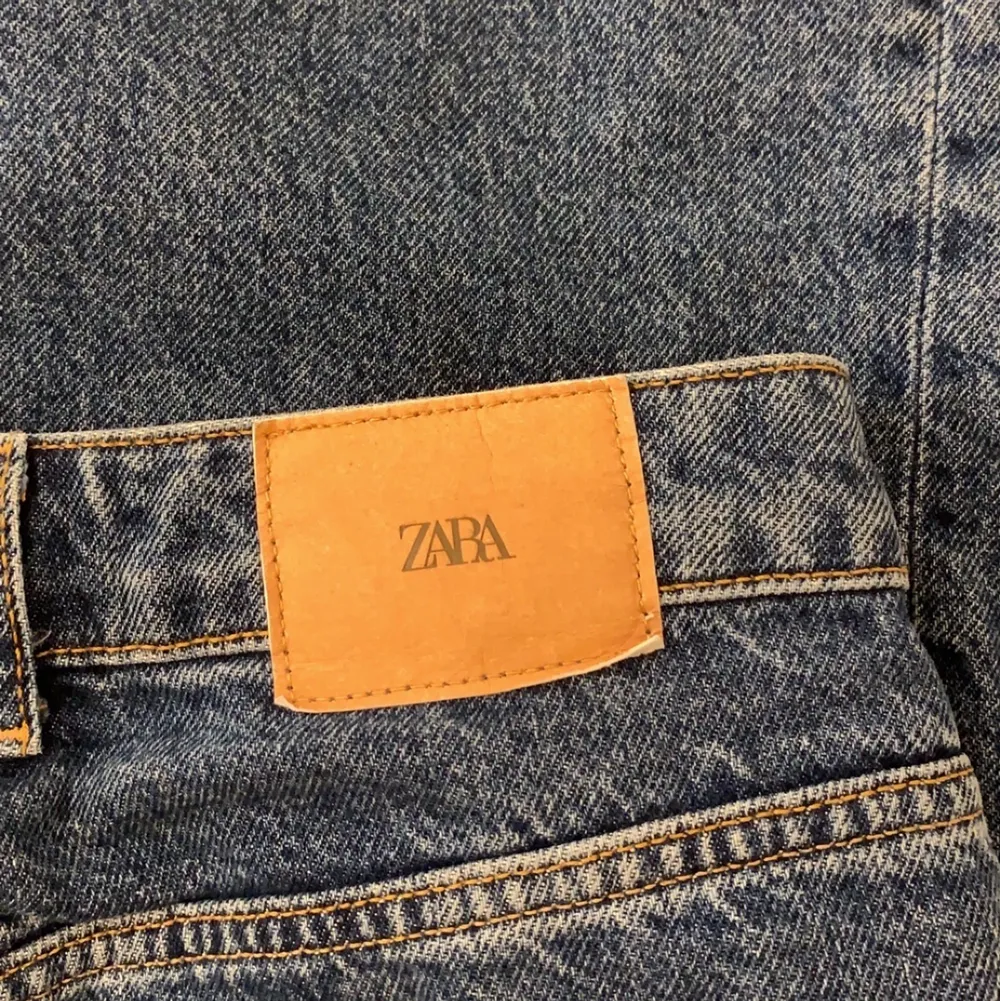 Jätte fina mörkblåa zara jeans, perfekt nu till hösten och vinter, dem är långa i längden och sitter perfekt på mig som är 167💕. Jeans & Byxor.
