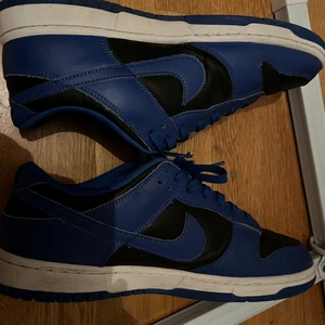 Nike Dunk Low  - Säljer dessa Dunks Cobalt åt min bror! De är i gott skick och riktigt bekväma. Storlek 45 1/2. SÅLDA