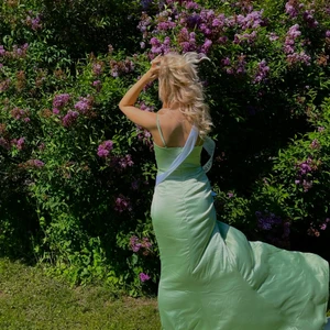 Balklänning  - Säljer mina jättefina balklänning nu som är köpt för 1,5 k, sitter så extremt snyggt, passar jättebra på någon som är lång!