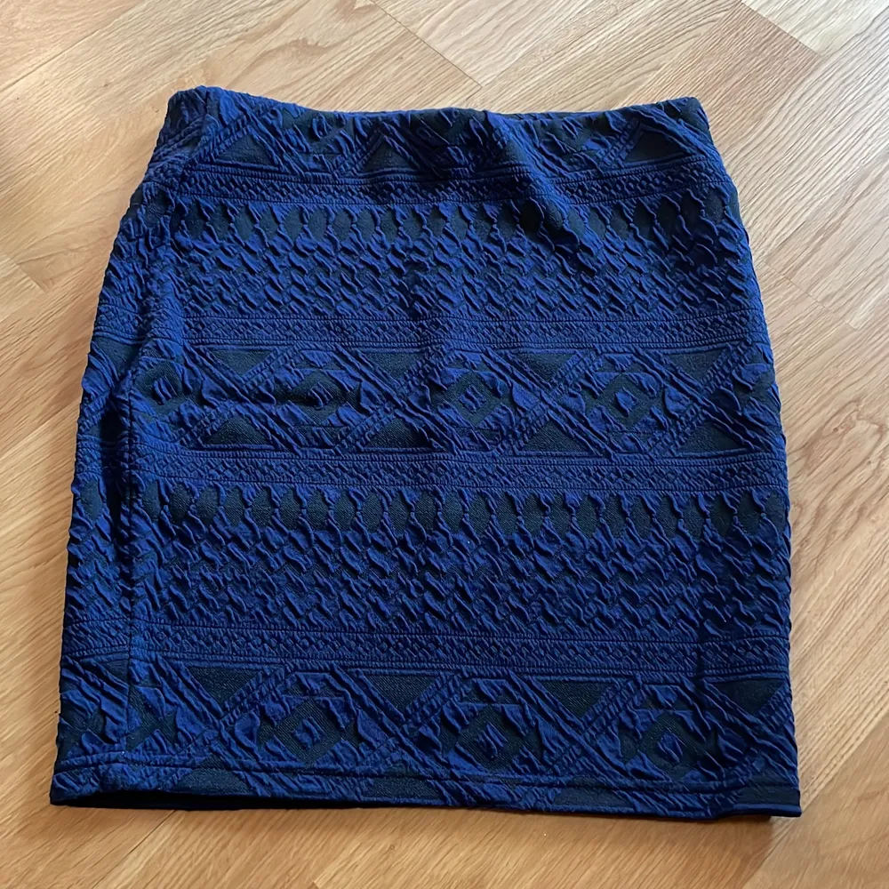 Marinblå mönstrad kjol från Cubus. Storlek: S. Kjolar.