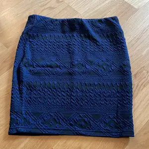 Marinblå mönstrad kjol från Cubus. Storlek: S