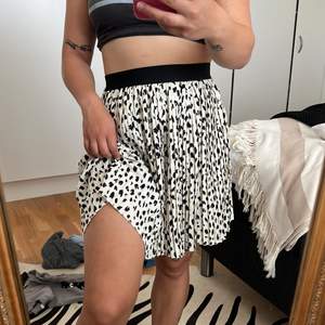 En söt mini-midi kjol från bikbok med leopardmönster
