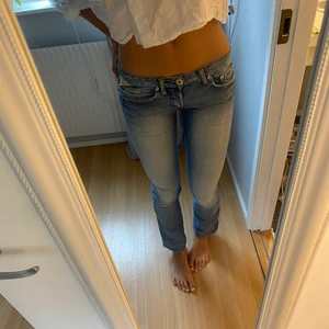  Vintage Replay jeans - As snygga replay jeans!!!💓   Säljer eftersom de är något korta för mig, vet inte exakta storleken men passar mig i midjan som vanligtvis har 34/XS. En liten defekt på ena benet (se bild) men inget som märks. BETALNING SKER VIA SWISH KÖPAREN STÅR FÖR FRAKT