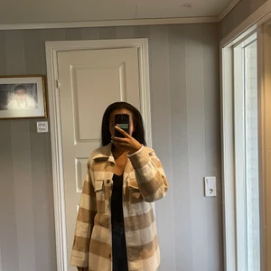 Rutig jacka  - Här är en jättefin rutig jacka som är perfekt till hösten och sen sommar. Den är i storlek XS och jag har endast använt den några få gånger , så den är i bra skick.            Ordinarie pris: 450                                                          Mitt pris: 199