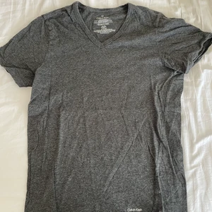 Calvin klein t-shirt - En fin Calvin klein t-shirt som sällan är använd💗