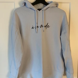 Hoodie - Ljusblå hoodie från new yorker som knappt använd. Köparen står för frakten 
