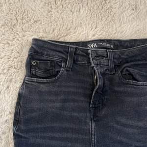 Zara jeans i gråsvart, storlek 32