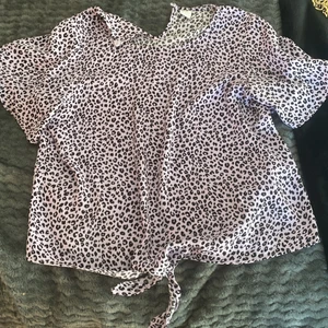 En lilla/svart t-shirt - En lila/svart t-shirt från Lindex i storlek 158-164. Använd några gånger.💗