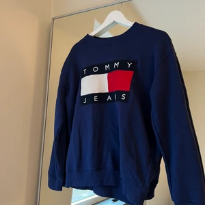 Tommy Hilfiger Sweatshirt äkta - Storlek S men passar ävenXS- M  Aldrig använd enbart testad  Köptes för 995 i Tommy hilfiger butik.  
