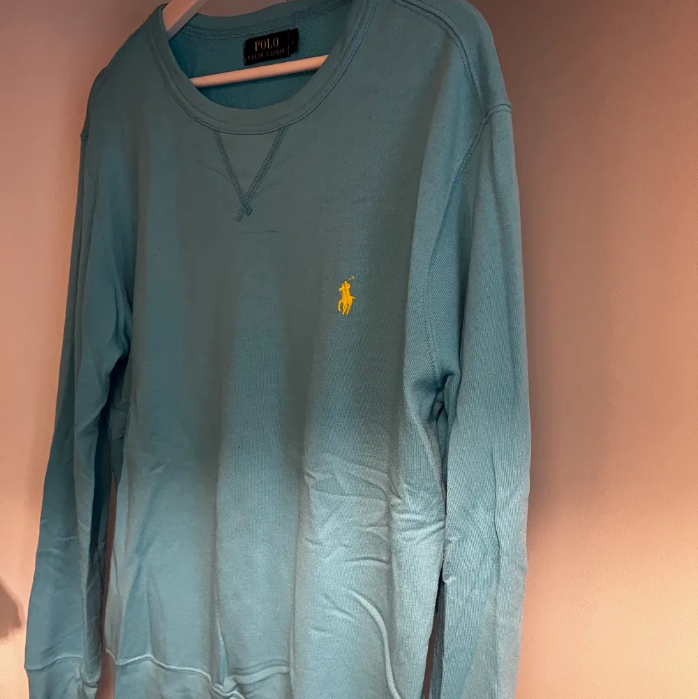 Säljer min fina original ljusblå Ralph Lauren tröja som är i bra sick, nästan aldrig använd.   Nypris: 999:-   Ta emot swish. Kan skickas på Post men då stå du för frakten.. Tröjor & Koftor.