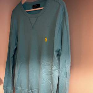 Säljer min fina original ljusblå Ralph Lauren tröja som är i bra sick, nästan aldrig använd.   Nypris: 999:-   Ta emot swish. Kan skickas på Post men då stå du för frakten.