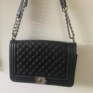Fin svart väska med justerbar kedja✨medium stor och är bara använd 1 gång !frakt tillkommer💗