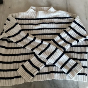 zara tröja - säljer min zara tröja som köptes i februari och använd några gånger säljer för att jag rensar min garderob 💓