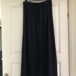 En lång jättefin kjol med resår och ett band i midjan🫶🏼🌸💗