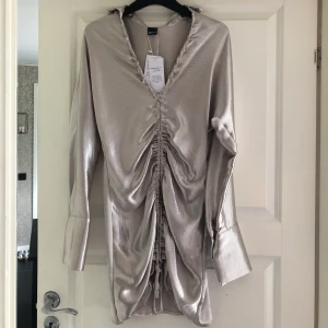 Silvrig klänning  - Silvrig klänning med snörning som man kan reglerar beroende på hur man vill att den ska sitta! 🕺🏼 Aldrig använd tyvärr, men den är såååå fin😍😍 storlek S🫶🏼