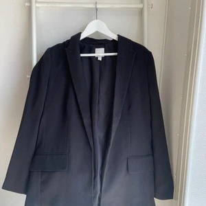 Kavaj  - Svart kavaj från hm. Storlek M/38. 100kr 