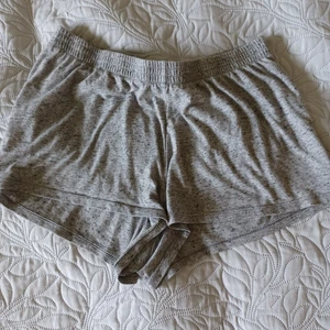 Pyjamasshorts - Tack vare att dessa short är så tunna är de perfekta att sova med när det är varmt. ~ Varan kostar 20kr och frakten kostar 29kr.