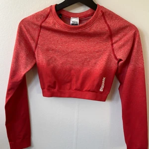 Gymshark top - Aldrig använd Gymshark topp, har lapp kvar! Kom tyvärr inte till användning!🥰 Så fin röd ombre färg! Ord pris 499kr 